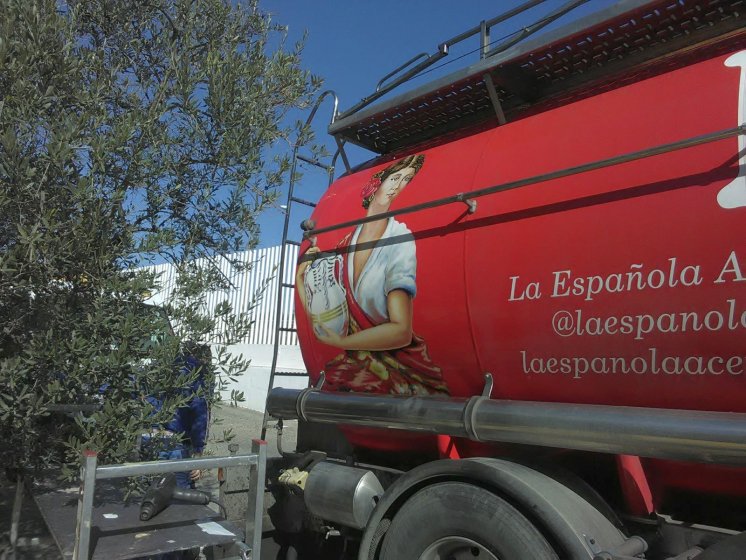 Rotulación de camión cisterna, en vinilos de corte e impresión digital fundidos. Aceites la Española Acesur Sevilla.