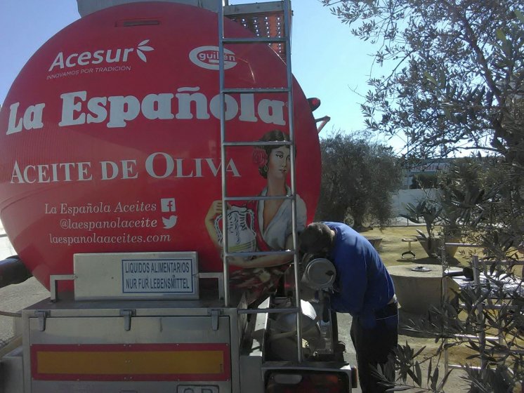 Rotulación de camión cisterna, en vinilos de corte e impresión digital fundidos. Aceites la Española Acesur Sevilla.