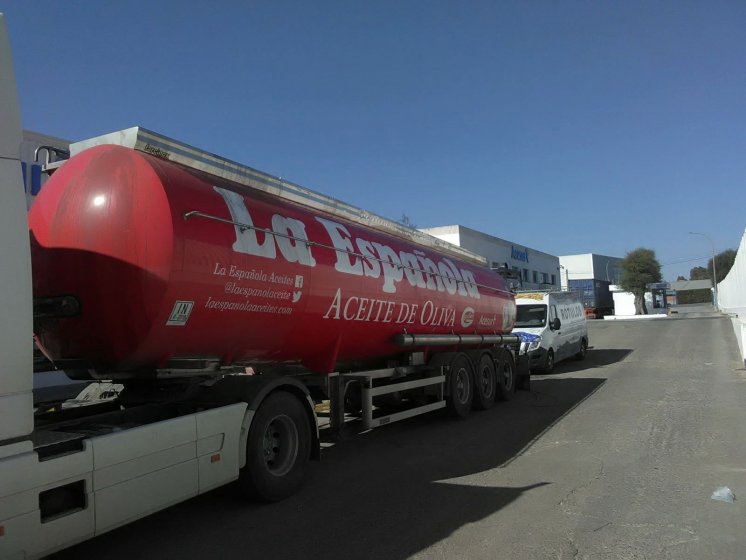 Rotulación de camión cisterna, en vinilos de corte e impresión digital fundidos. Aceites la Española Acesur Sevilla.