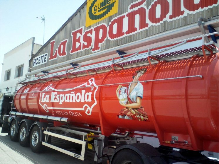 Rotulación de camión cisterna, en vinilos de corte e impresión digital fundidos. Aceites la Española Acesur Sevilla.