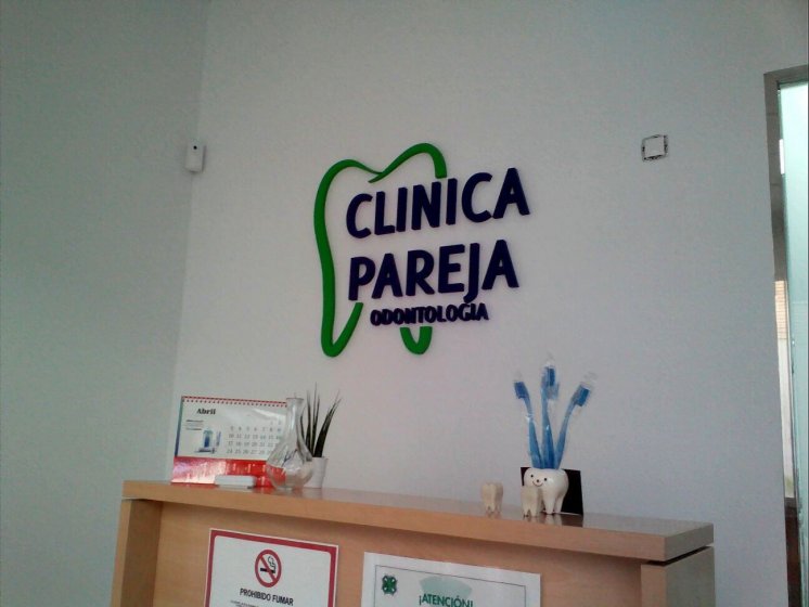Rotulación con letras en pvc recortado y lacado. Clínica Pareja Dos Hermanas Sevilla.