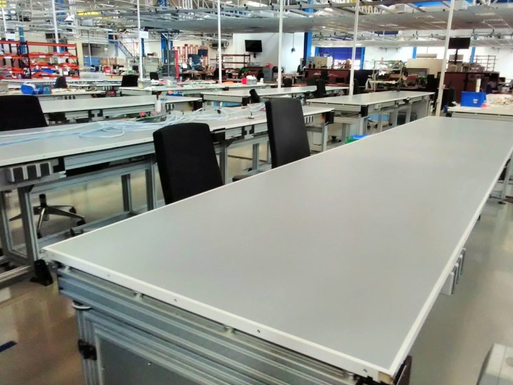 Rotulación con vinilo especial de mesas de trabajo para Aerópolis en Sevilla.