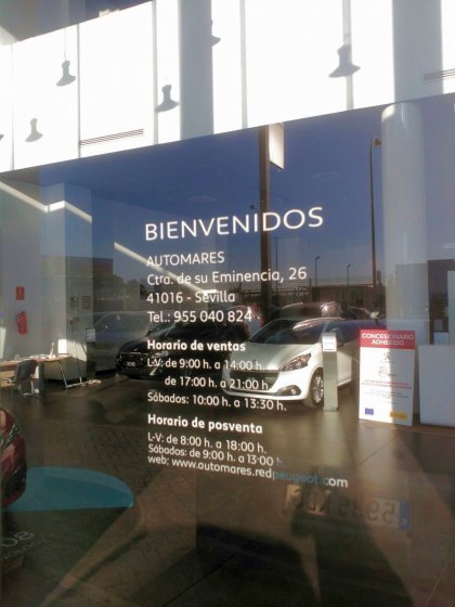 Rotulación de cristal con horario en vinilo de corte. Peugoet Automares Sueminencia Sevilla.