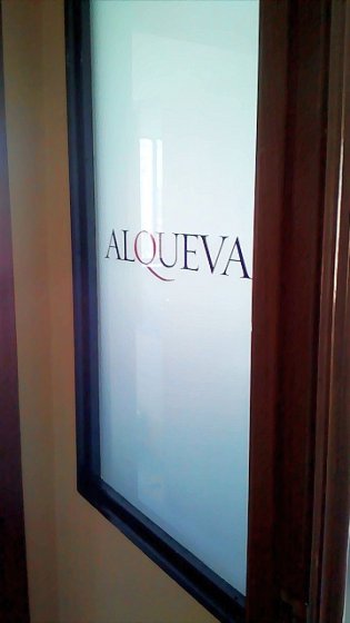 Rotulación de cristales con vinilo ácido plata. Alqueva Servicios integrales Sevilla.