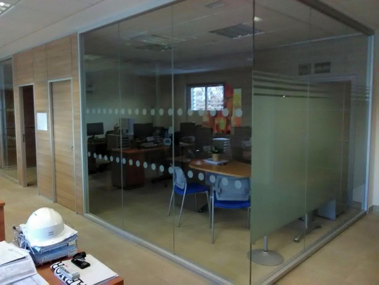 Rotulaci&oacute;n de cristales con vinilos imitaci&oacute;n &aacute;cido. Proazimut Sevilla.