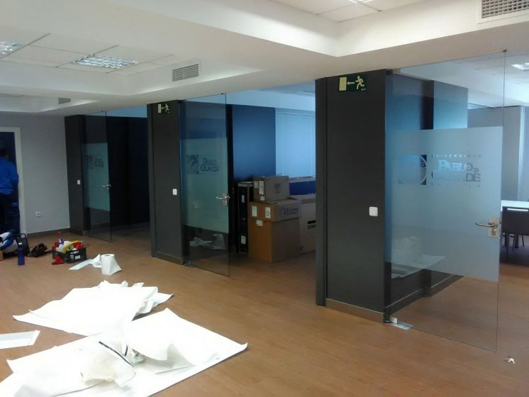 Rotulaci&oacute;n de cristales con vinilos imitaci&oacute;n &aacute;cido. Universidad Pablo de Olavide Sevilla.