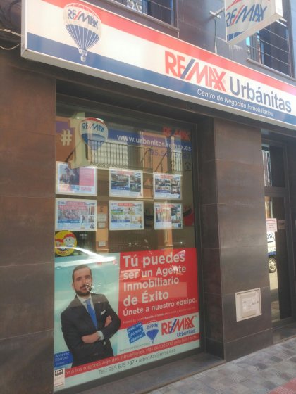 Rotulaci&oacute;n de cristales, escaparate en vinilo incoloro con reserva en impresi&oacute;n digital. Remax Dos Hermanas Sevilla