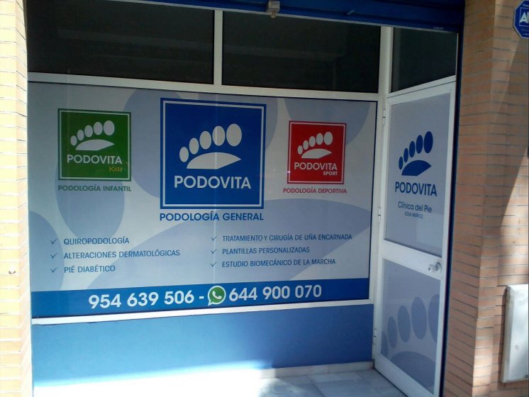 Rotulaci&oacute;n de cristales en vinilo en impresi&oacute;n digital. Cl&iacute;nica del pie Podovita Sevilla.