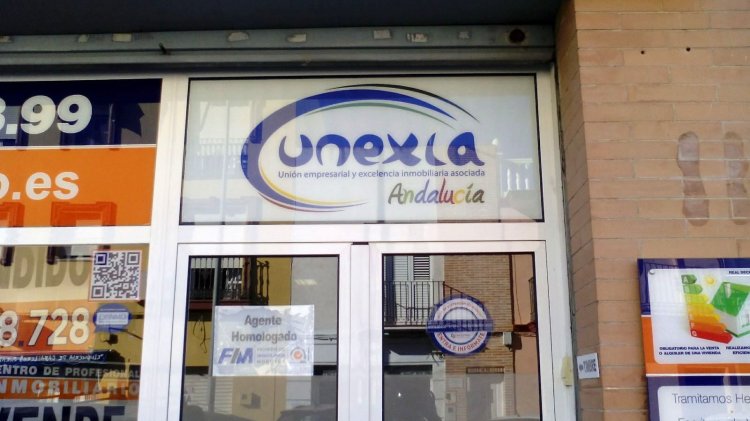 Rotulaci&oacute;n de cristales en vinilos en impresi&oacute;n digital. Casa Piso en Dos Hermanas Sevilla.