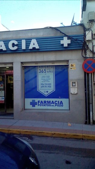Rotulaci&oacute;n de escaparate en vinilo en impresi&oacute;n digital a la inversa. Farmacia Poyato Dos Hermanas Sevilla.