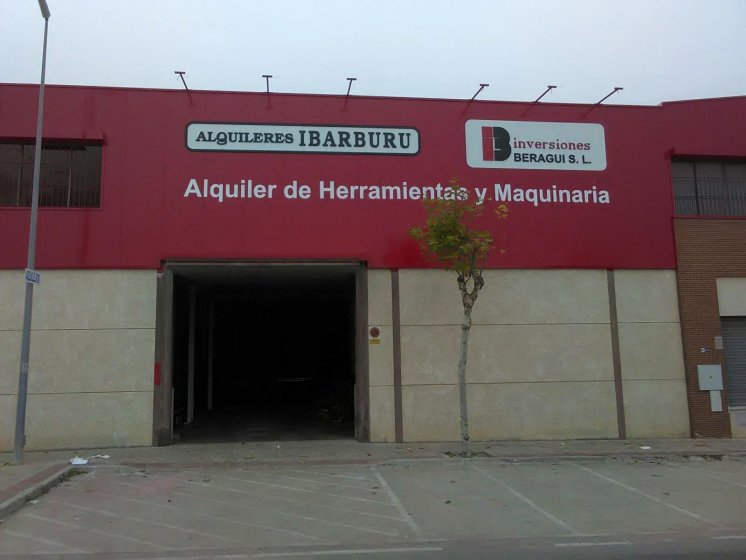 Rotulaci&oacute;n de fachadas con vinilos y letras corp&oacute;reas. Alquileres Ibarburu e Inversiones Beragui Dos Hermanas Sevilla.