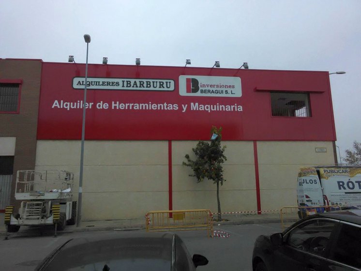 Rotulaci&oacute;n de fachadas con vinilos y letras corp&oacute;reas. Alquileres Ibarburu e Inversiones Beragui Dos Hermanas Sevilla.