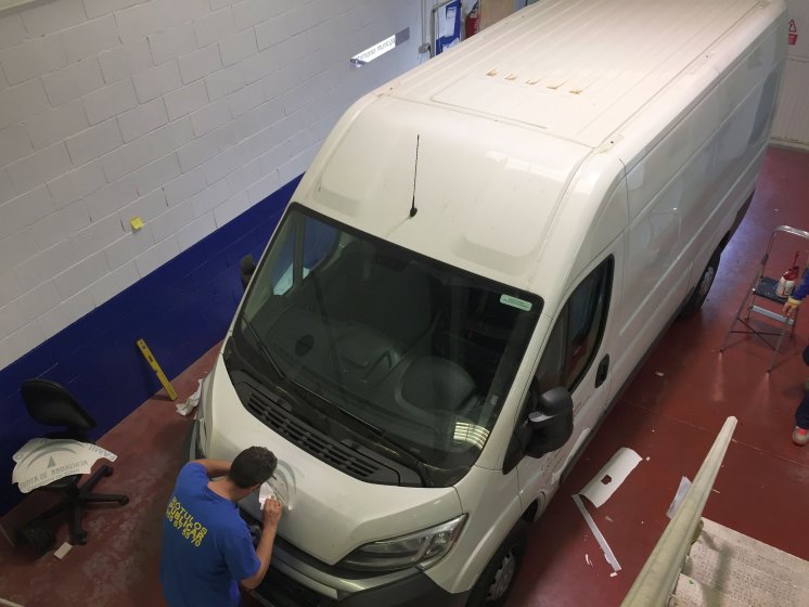 Rotulaci&oacute;n de flota nueva con vinilos polim&eacute;ricos. Proazimut Sevilla. Idema Grupo