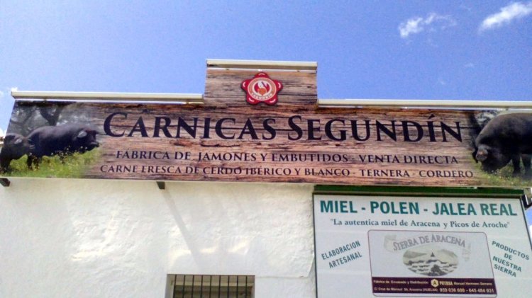 Rotulación de frente con vinilo laminado. Cárnicas Segundin Aracena Huelva.