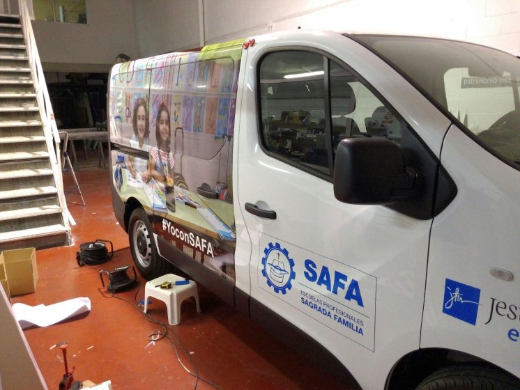 Rotulación de furgoneta con vinilo fundido y laminado especial para vehículo. Safa Sevilla.