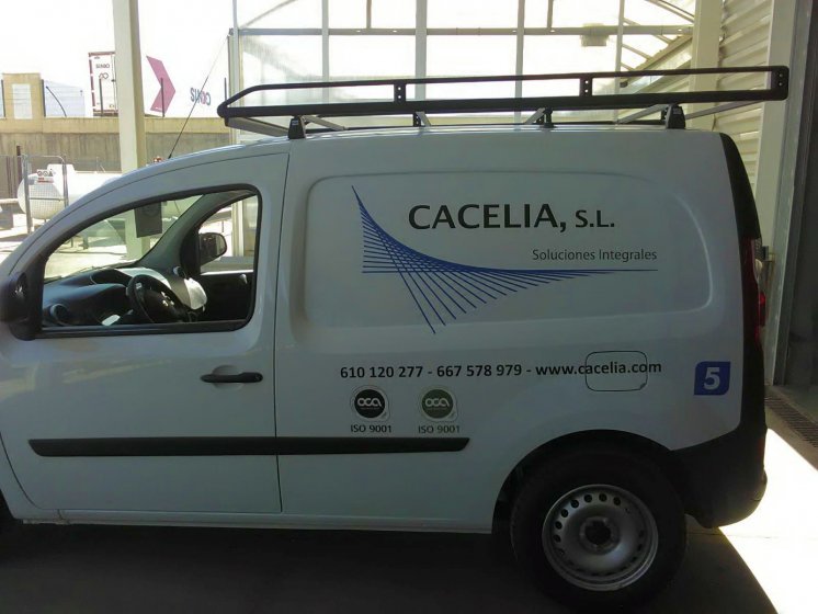 Rotulaci&oacute;n de furgoneta con vinilos de corte. Cacelia Sevilla.