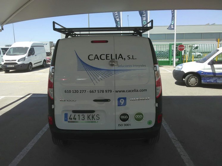 Rotulación de furgoneta con vinilos de corte. Cacelia Sevilla.