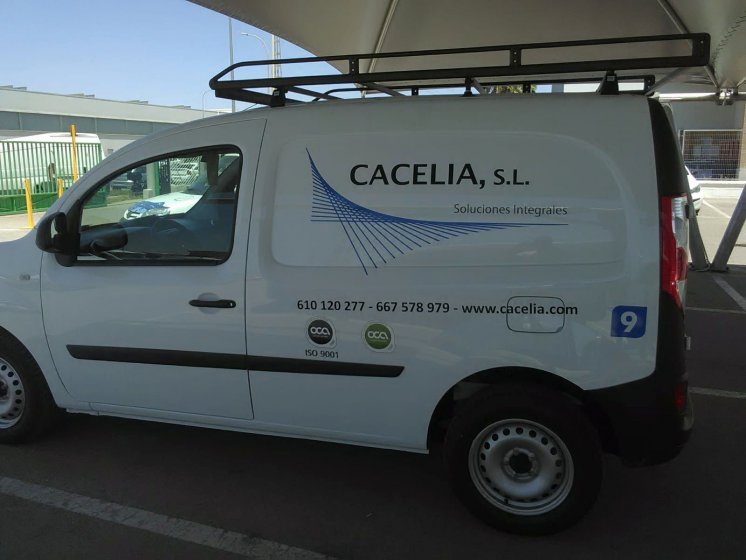 Rotulación de furgoneta con vinilos de corte. Cacelia Sevilla.