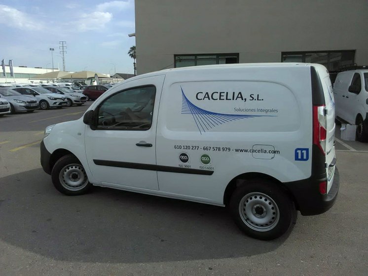 Rotulación de furgoneta con vinilos de corte. Cacelia Sevilla.
