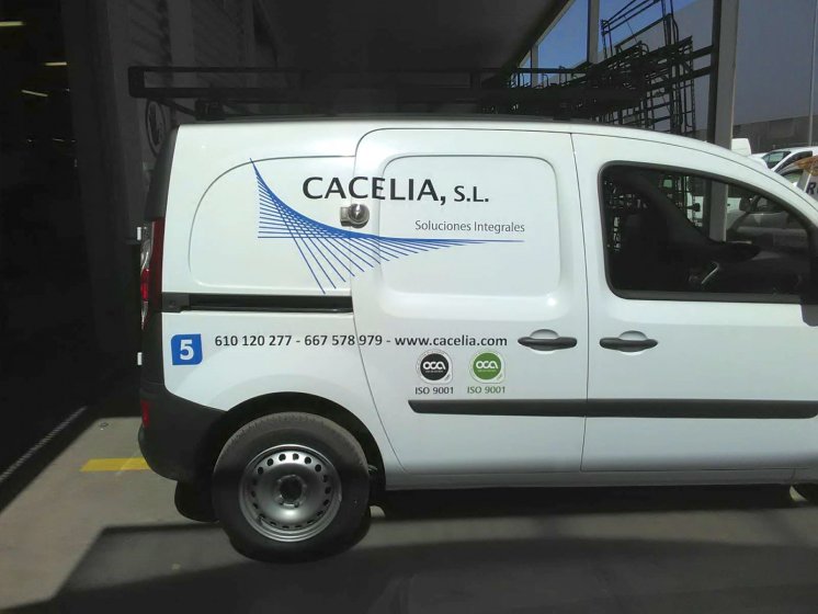 Rotulación de furgoneta con vinilos de corte. Cacelia Sevilla.