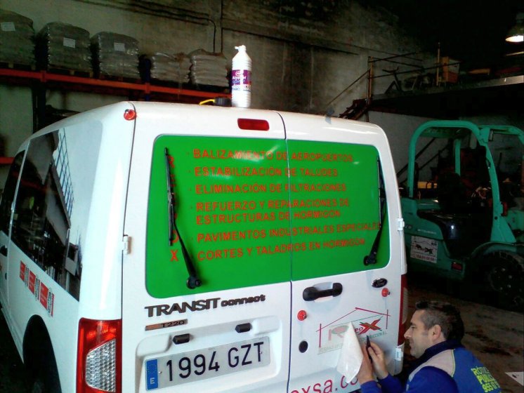 Rotulación de furgoneta con vinilos poliméricos y microperforados. Reepoxa Sevilla