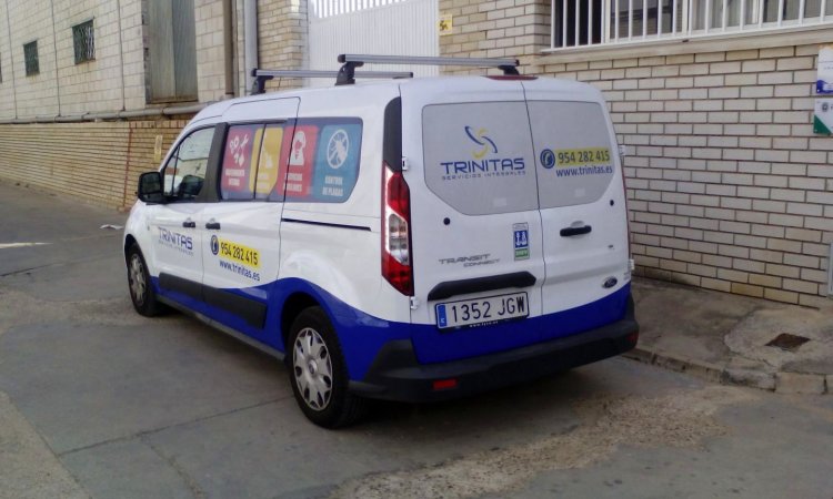 Rotulaci&oacute;n de furgoneta con vinilos polim&eacute;ricos y microperforados. Trinitas Sevilla