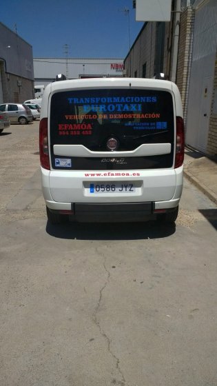 Rotulación de furgoneta en vinilo de corte fundidos. Efamóa Sevilla.