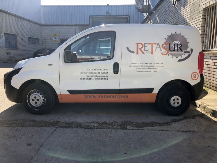 Rotulación de furgoneta en vinilo de corte e impresión digital. Retasur Dos Hermanas Sevilla