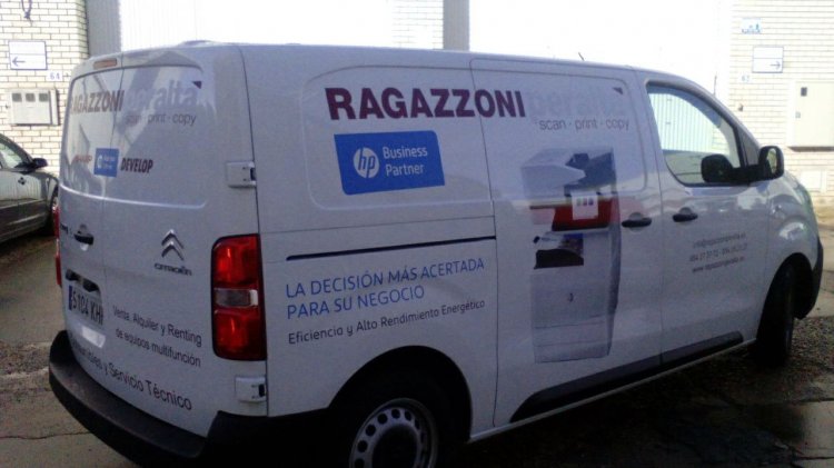 Rotulación de furgoneta en vinilo fundido en impresión digital. Ragazzoni Peralta en Sevilla.