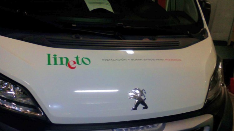 Rotulación de Furgoneta en vinilo de impresión digital y de corte fundidos. Lineto Martín de la Jara Sevilla