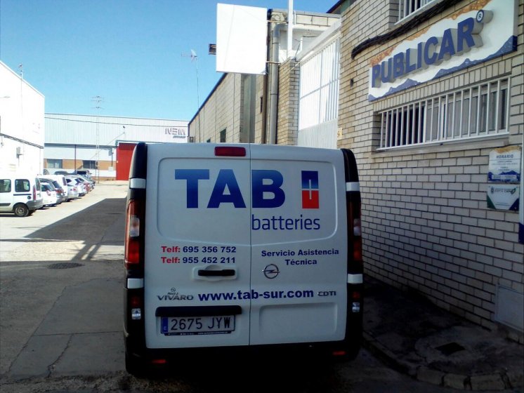 Rotulación de furgoneta en vinilo en impresión digital laminado. TAB Sur Sevilla.