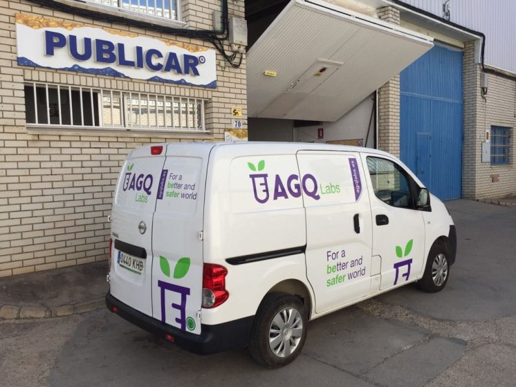 Rotulación de furgoneta en vinilos de corte para AGQ Sevilla.