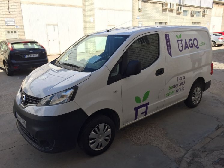 Rotulaci&oacute;n de furgoneta en vinilos de corte para AGQ Sevilla.