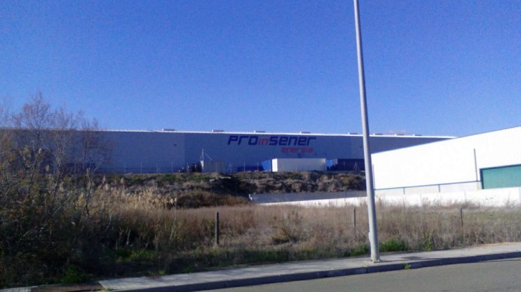 Rotulación gigante de fachada con vinilos garantizados al exterior. Proinsener en Aznalcolla Sevilla.