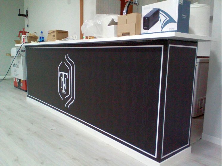 Rotulación de paredes con vinilo especial laminado. Salones y eventos Nuevo Torneo Sevilla