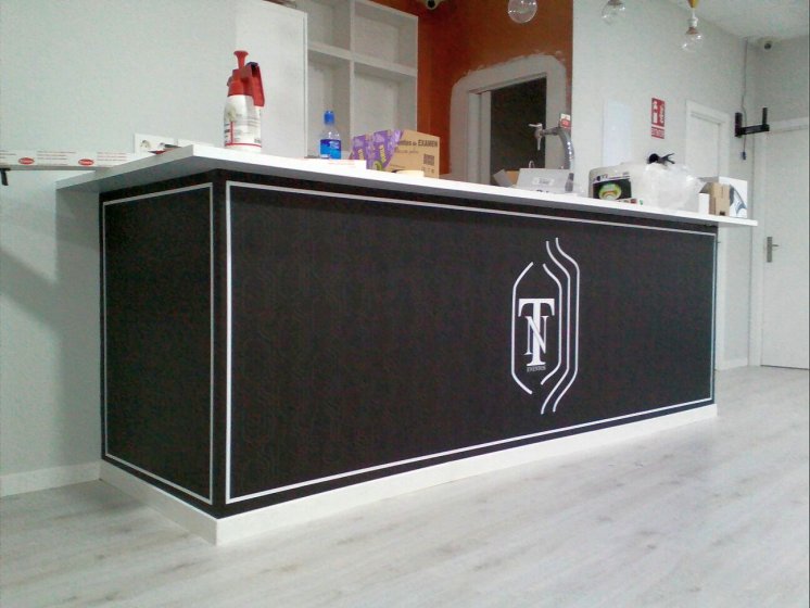 Rotulación de paredes con vinilo especial laminado. Salones y eventos Nuevo Torneo Sevilla