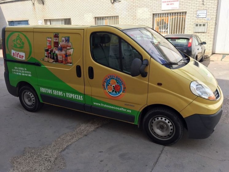 Rotulación semi integral de furgoneta con vinilos fundidos y laminado. Frutos secos Alfer en Sevilla.