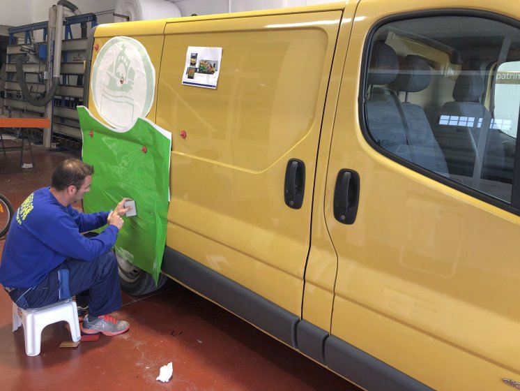 Rotulación semi integral de furgoneta con vinilos fundidos y laminado. Frutos secos Alfer en Sevilla.