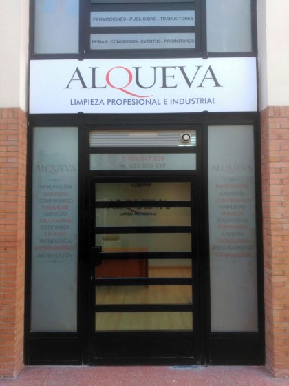 Rotulación en vinilo ácido plata con impresión digital. Alqueva Limpieza Profesional. Sevilla.