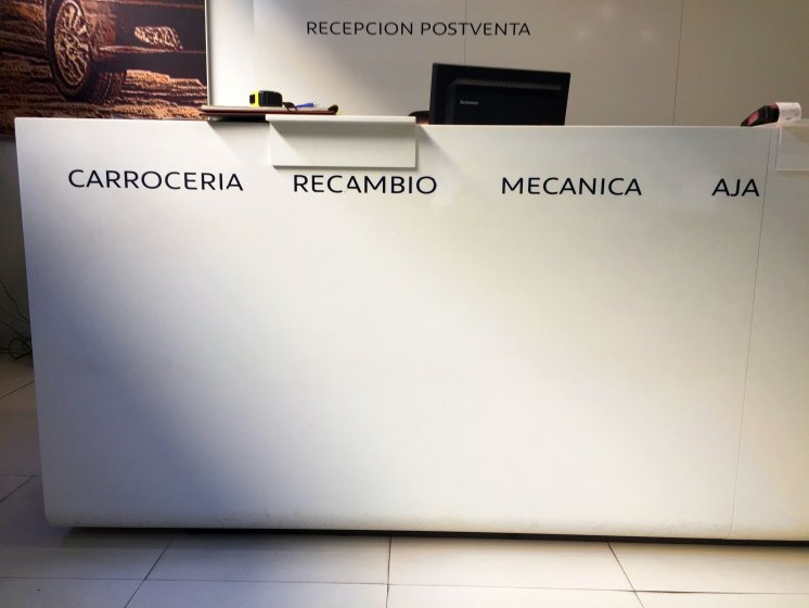 Rotulación en vinilo laminado de mostrador. Peugeot Automares Sueminencia Sevilla.