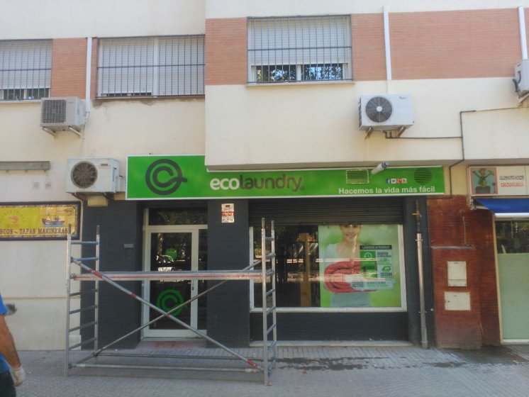 Rotulaci&oacute;n de vinilos y carteler&iacute;a para EcoLaundry Sevilla