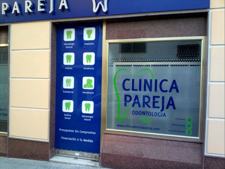 Rotulación de vinilos especial para cristales ácido y corte.  Clínica Pareja Dos Hermanas Sevilla