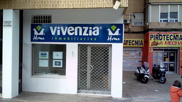 Rótulo en bandeja plegada y rotulada con vinilos de corte. Inmobiliaria Vivenzia Sevilla.