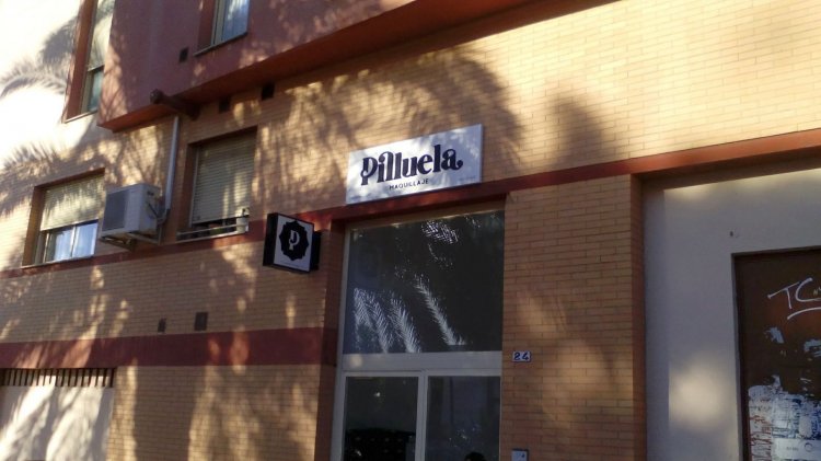 R&oacute;tulo en bandeja plegada y rotulada con vinilos. Pilluela maquillaje. Sevilla.