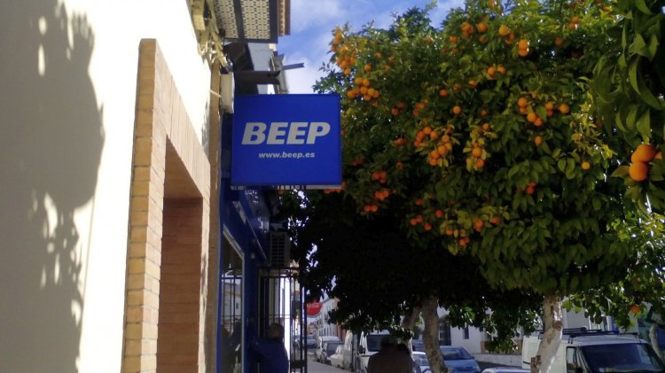 R&oacute;tulo banderola luminosa rotulado con vinilos. Beep Inform&aacute;tica Espartina Sevilla.