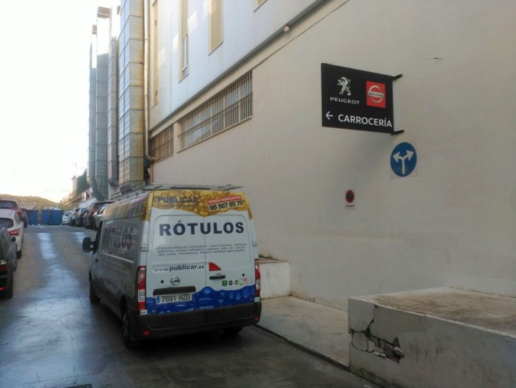 R&oacute;tulo Banderola rotulado a doble cara con vinilos. Peugeot Automares y Nissan Vanauto Sevilla.