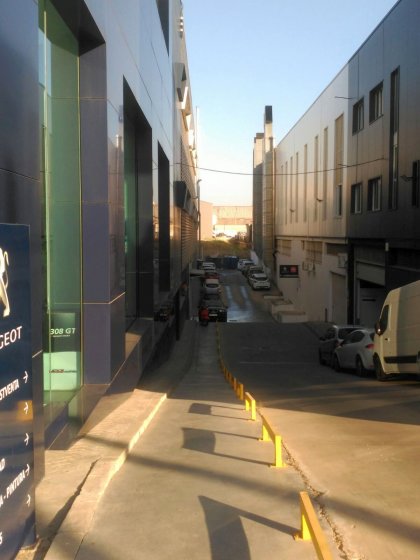 R&oacute;tulo Banderola rotulado a doble cara con vinilos. Peugeot Automares y Nissan Vanauto Sevilla.