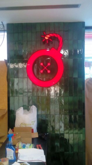 R&oacute;tulo Caja corp&oacute;rea luminosa iluminada por led. Makadonien Sevilla.