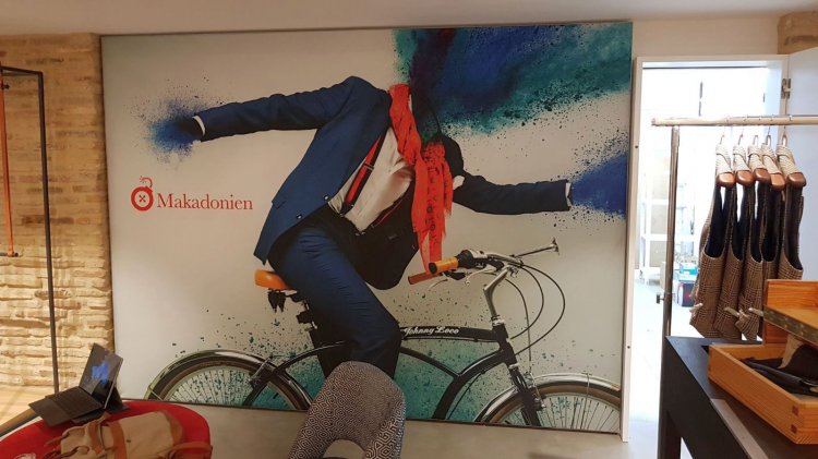 R&oacute;tulo Caja luminosa de interior con tela tensada e iluminada por led. Makadonien Sevilla.