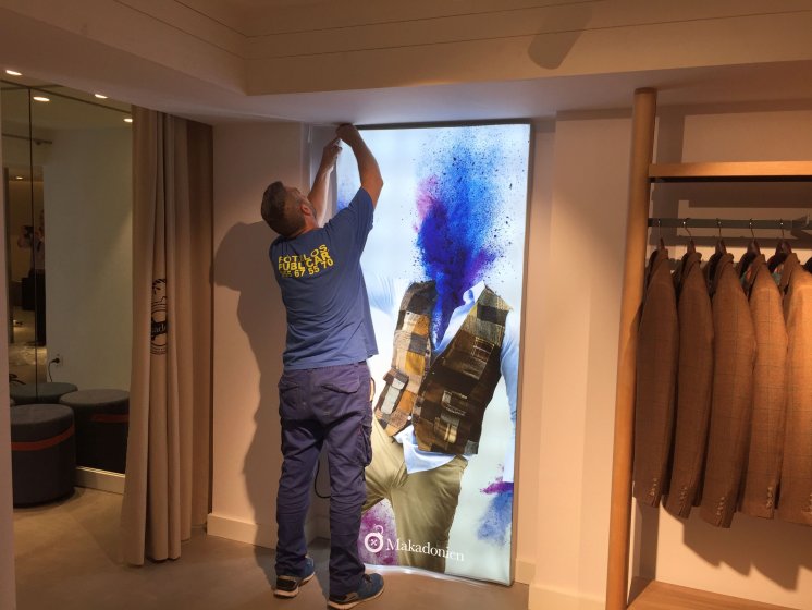 R&oacute;tulo Caja luminosa de interior con tela tensada e iluminada por led. Makadonien Sevilla.